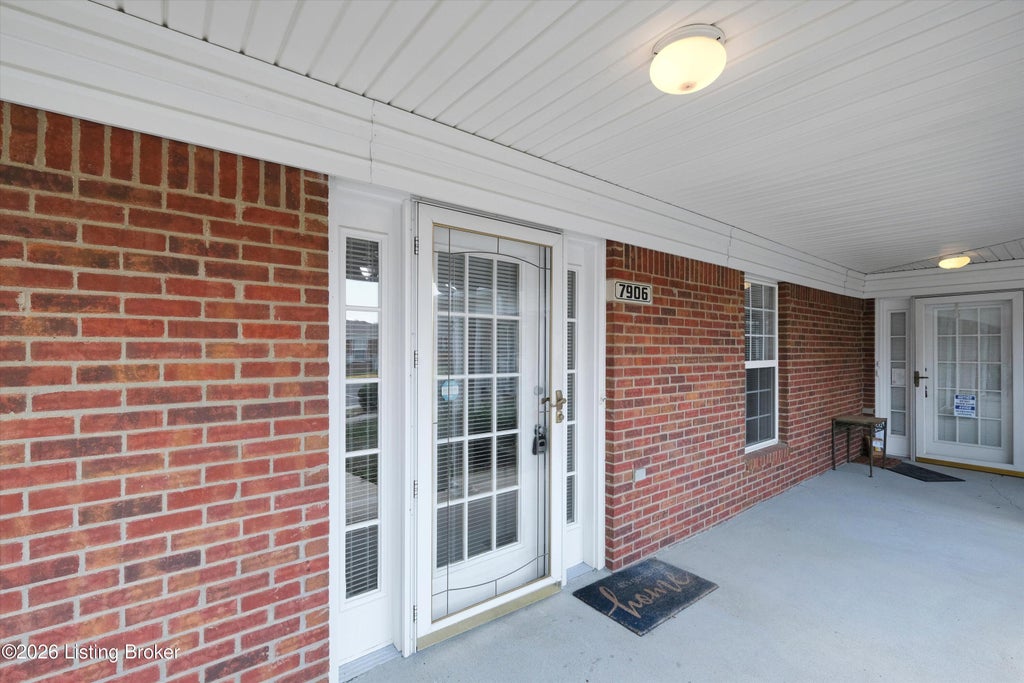 Photo of 7906 Stovall Ct, Louisville, KY 40228 (MLS # 1728509)