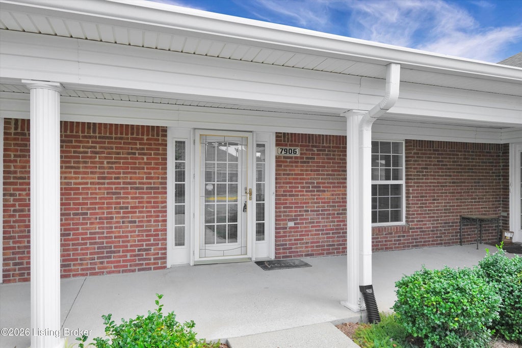 Photo of 7906 Stovall Ct, Louisville, KY 40228 (MLS # 1728509)