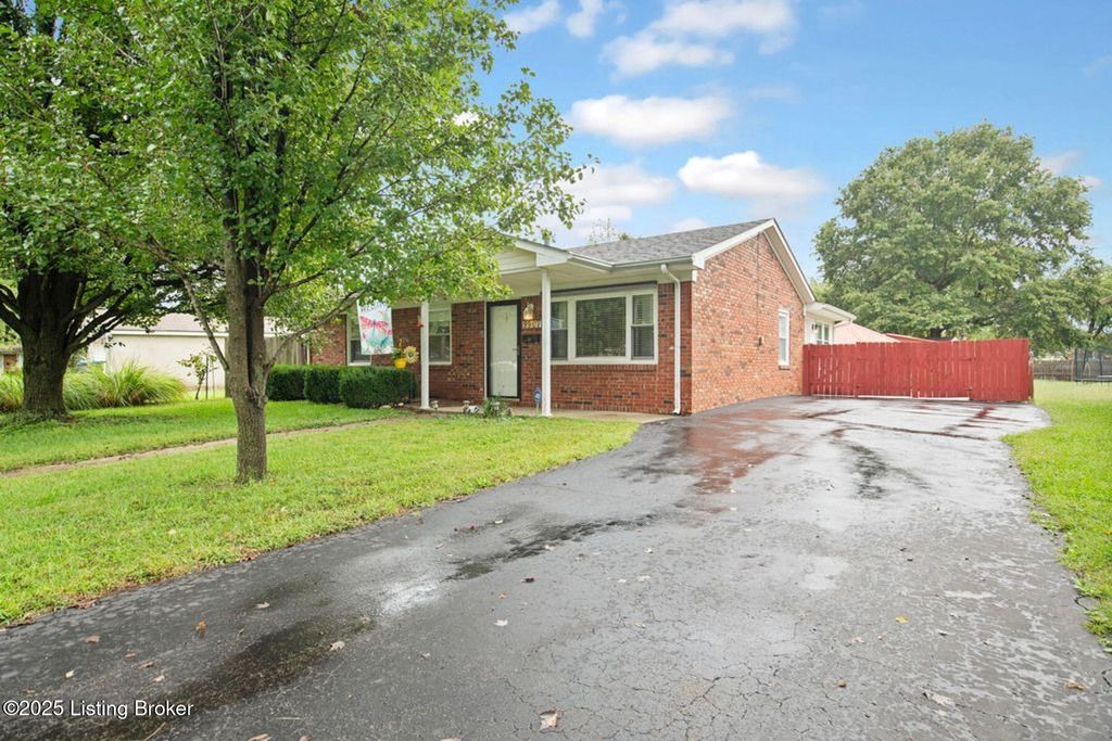 Photo of 9907 Plaudit Way, Louisville, KY 40272 (MLS # 1706541)