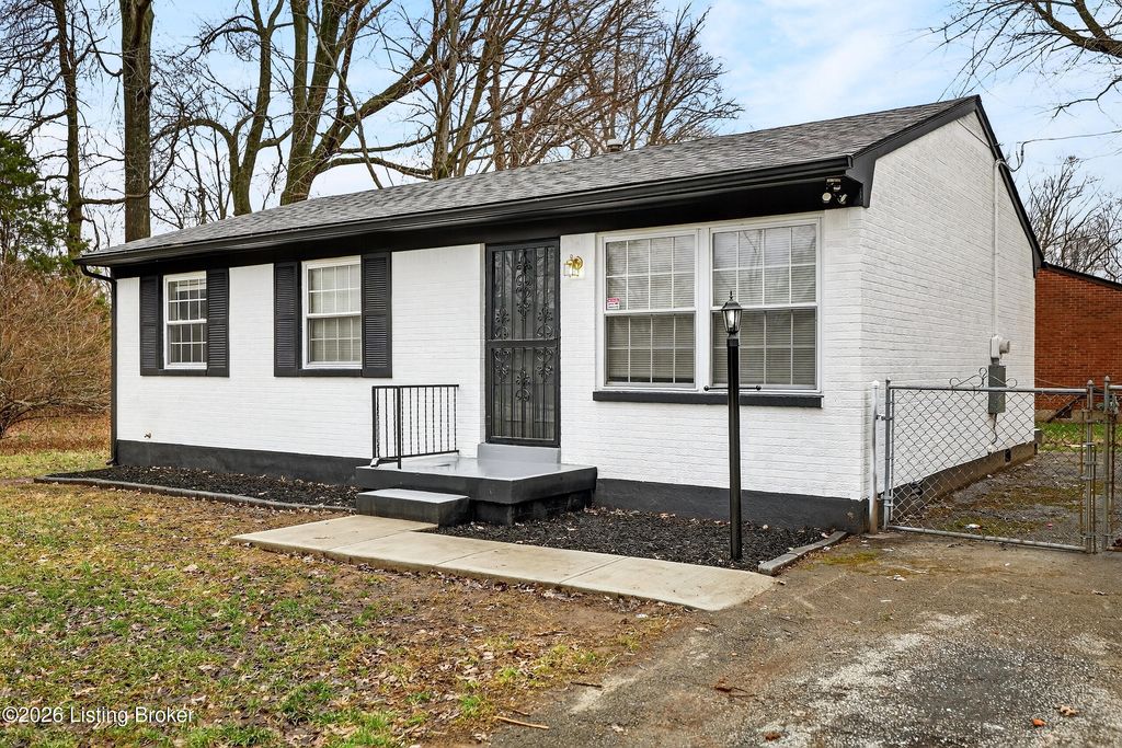 Photo of 7502 Marie Anna Dr, Louisville, KY 40258 (MLS # 1710485)