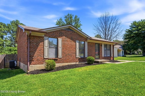 Homes For Sale - 7902 Rochelle Rd<br/> Louisville, KY 40228