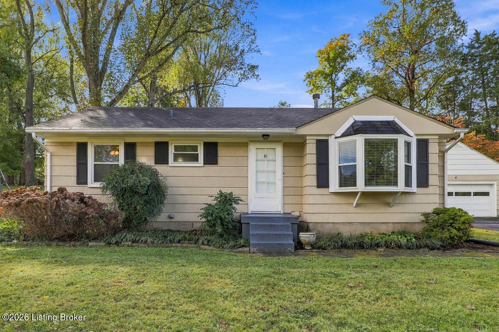Photo of 6204/6206 Briscoe Ln, Louisville, KY 40228 (MLS # 1731807)