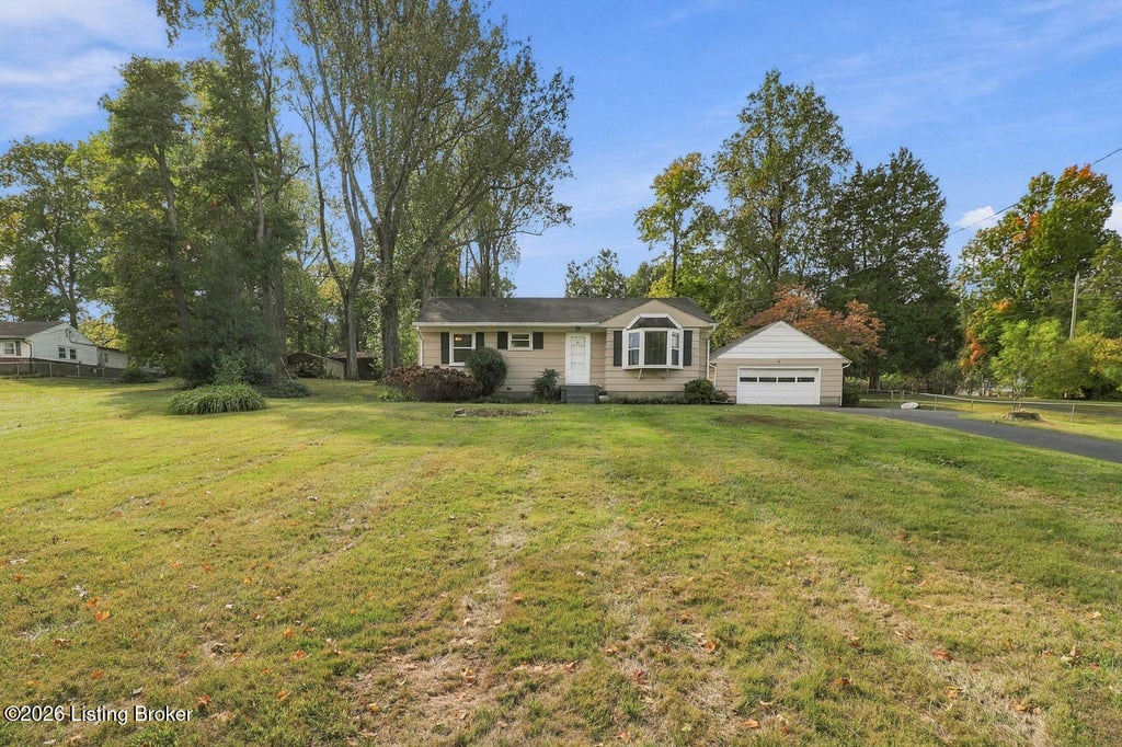 Photo of 6204/6206 Briscoe Ln, Louisville, KY 40228 (MLS # 1731807)