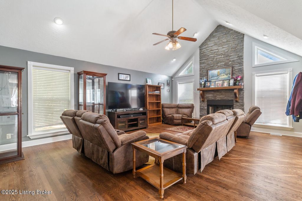 Photo of 236 Running Creek Dr, Shepherdsville, KY 40165 (MLS # 1701626)