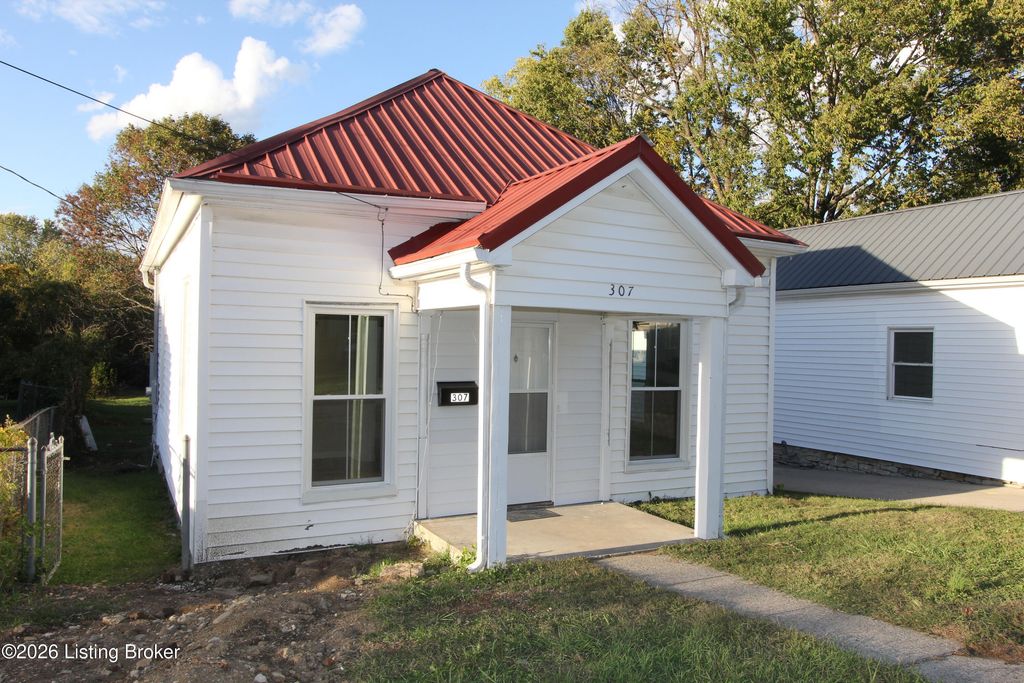 Photo of 307 E Woodford St, Lawrenceburg, KY 40342 (MLS # 1710744)