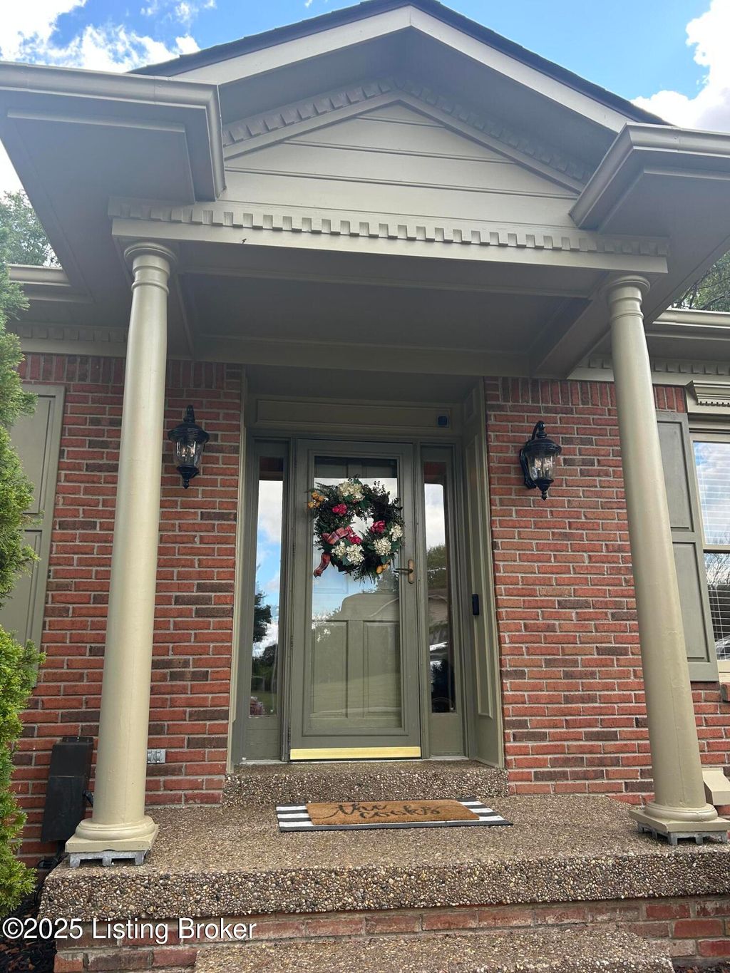 Photo of 217 Edgewood Dr, Bardstown, KY 40004 (MLS # 1711302)