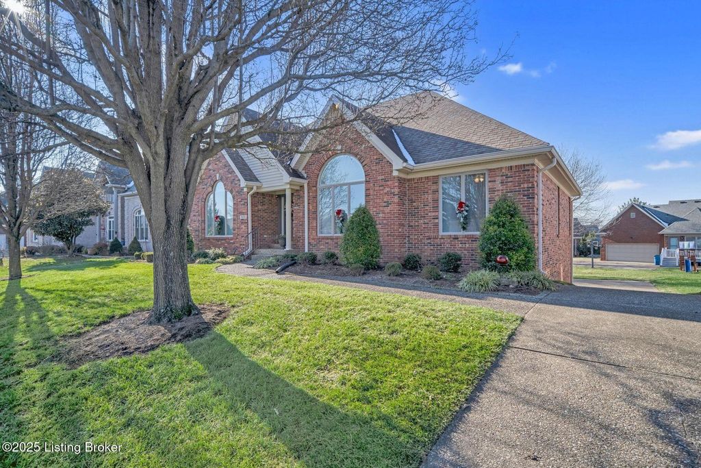 Photo of 7608 Kendrick Crossing Ln, Louisville, KY 40291 (MLS # 1705068)