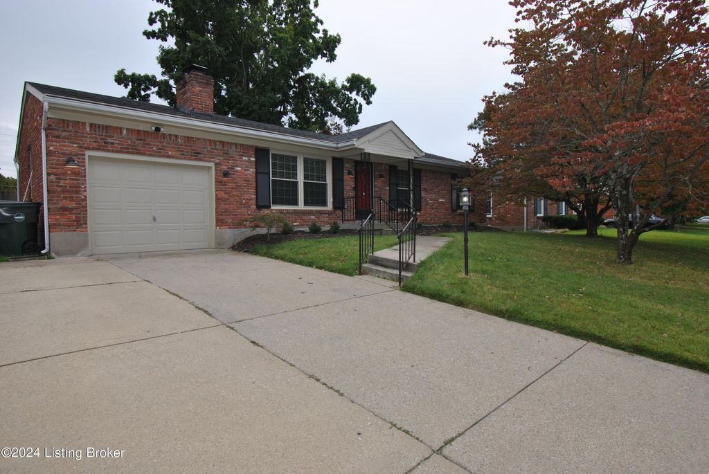 Photo of 1910 Janlyn Rd, Louisville, KY 40299 (MLS # 1704454)