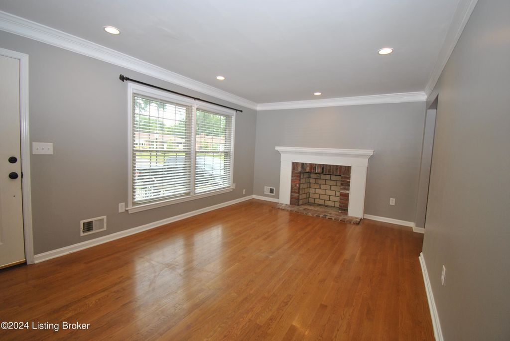 Photo of 1910 Janlyn Rd, Louisville, KY 40299 (MLS # 1704454)