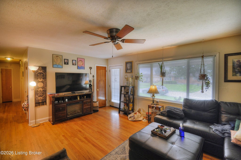 Photo of 6303 Venango Dr, Louisville, KY 40258 (MLS # 1725385)