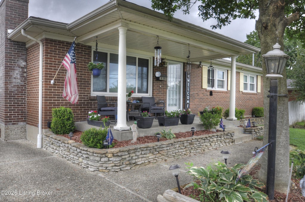 Photo of 6303 Venango Dr, Louisville, KY 40258 (MLS # 1725385)