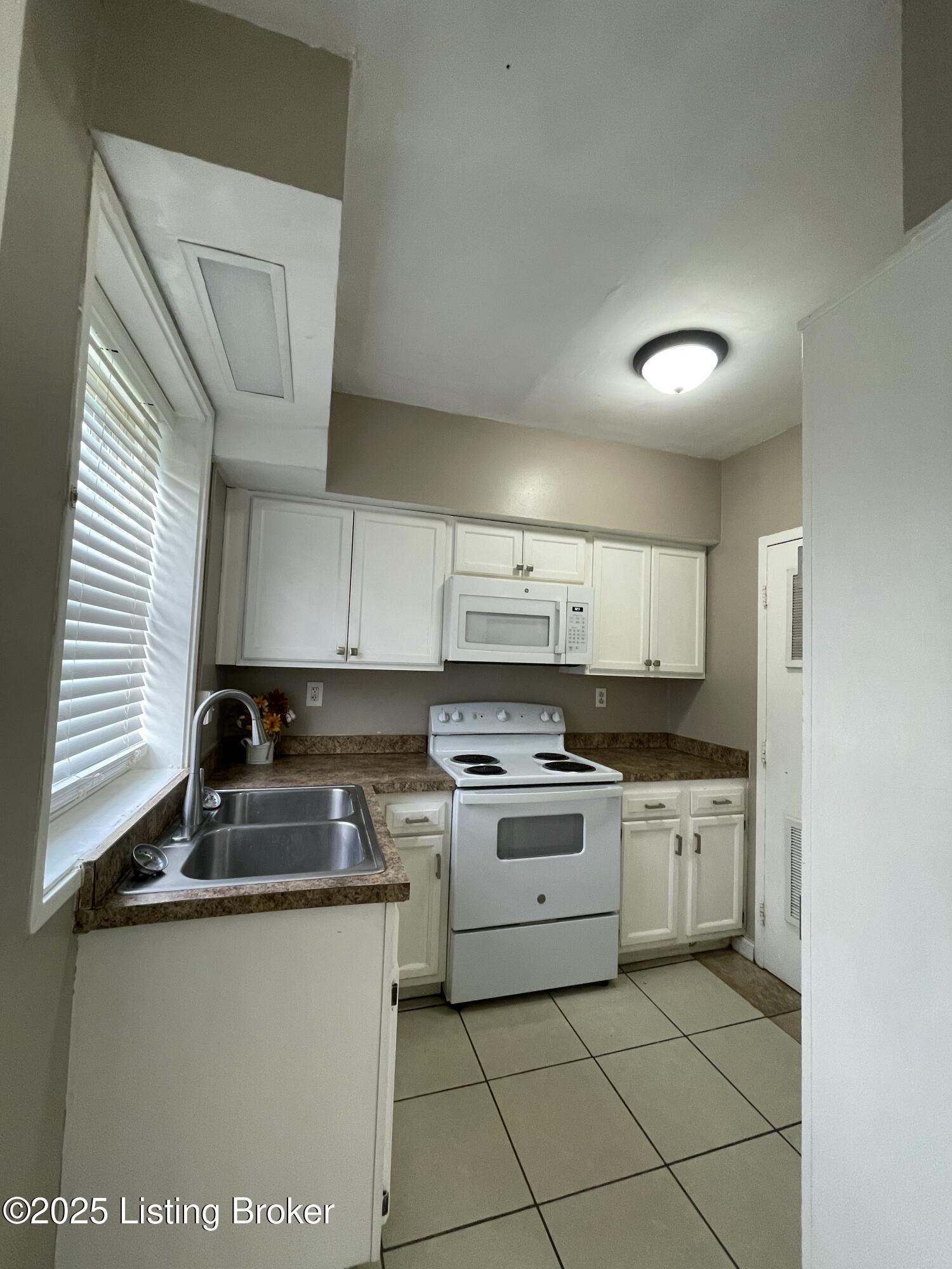 1802 La Salle Pl, Louisville, Pennsylvania image 6
