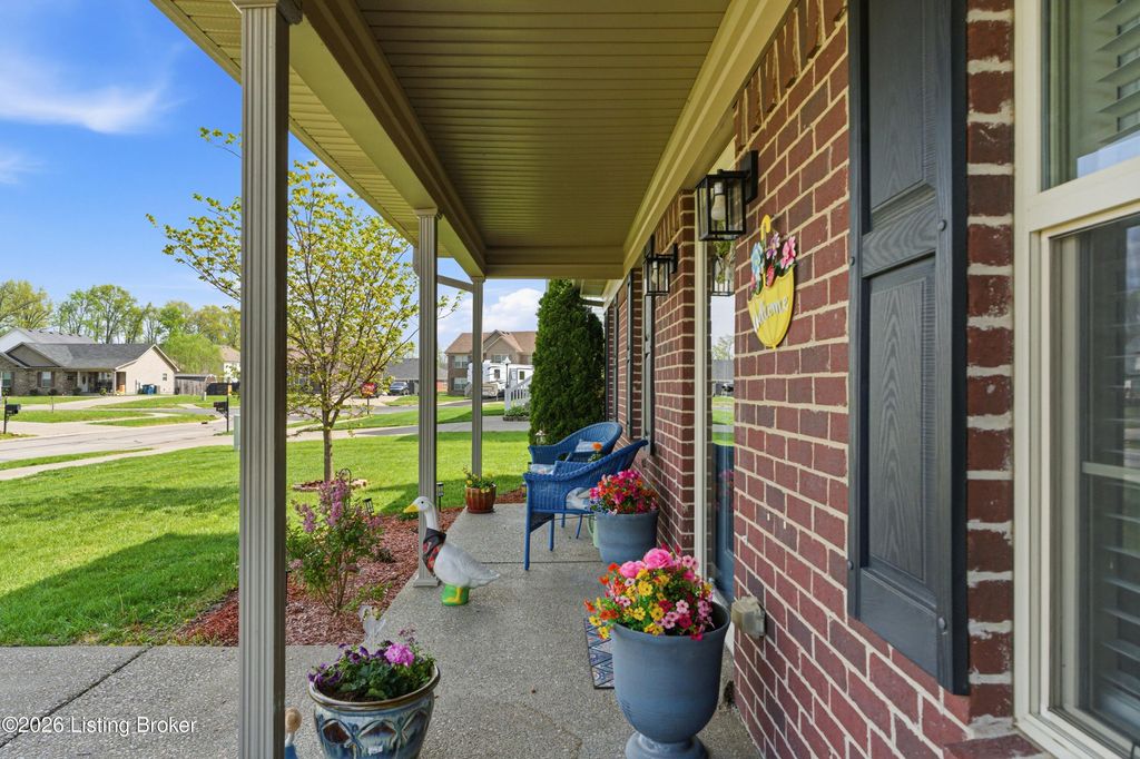 Photo of 327 Mallard Pointe Blvd, Shepherdsville, KY 40165 (MLS # 1714724)