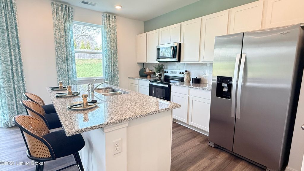 Photo of 8003 Cedar Meadows Ln, Louisville, KY 40229 (MLS # 1712098)