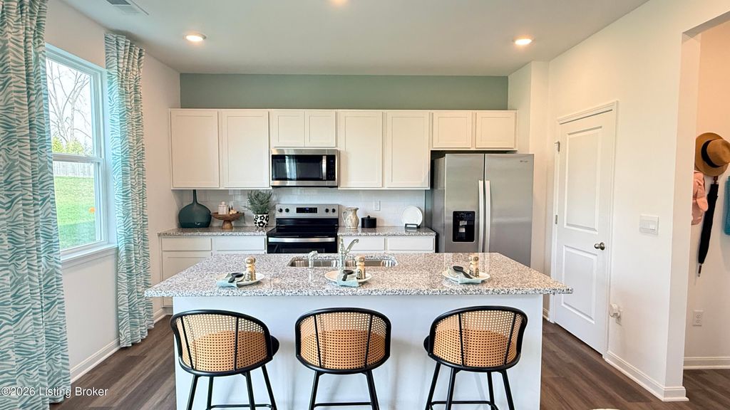 Photo of 8003 Cedar Meadows Ln, Louisville, KY 40229 (MLS # 1712098)