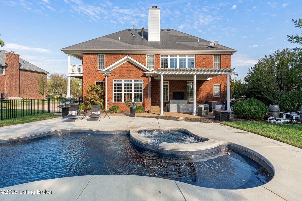 Photo of 1606 Mahogany Run Dr, La Grange, KY 40031 (MLS # 1702967)