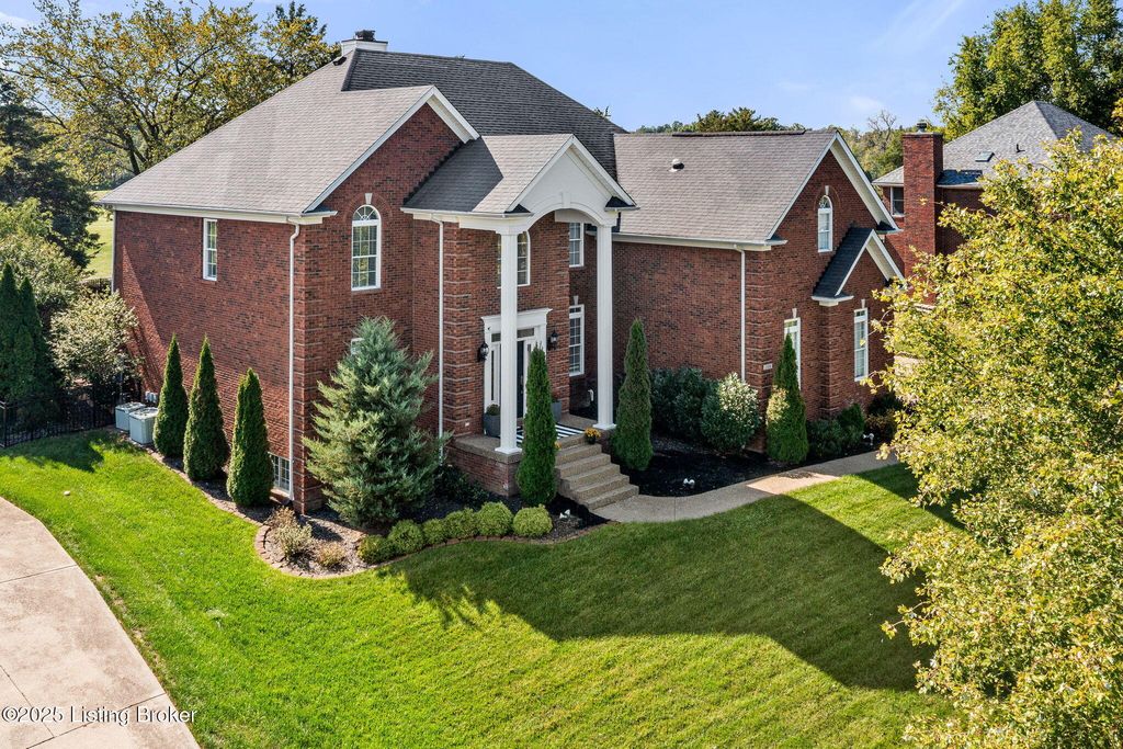 Photo of 1606 Mahogany Run Dr, La Grange, KY 40031 (MLS # 1702967)