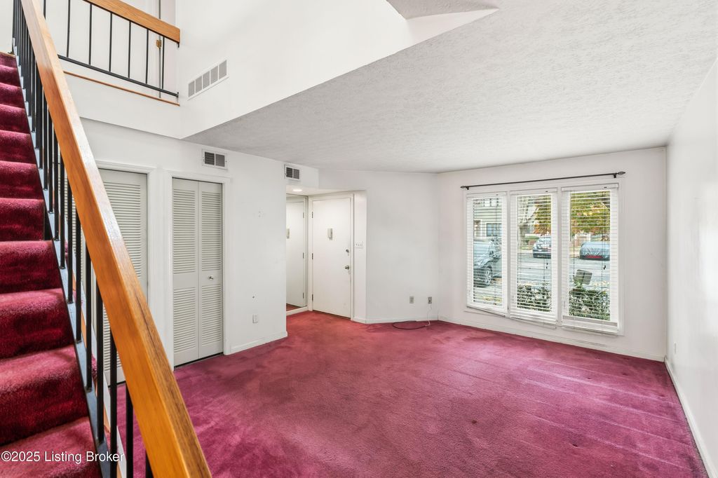 Photo of 340 Crescent Spring Dr, Louisville, KY 40206 (MLS # 1710448)