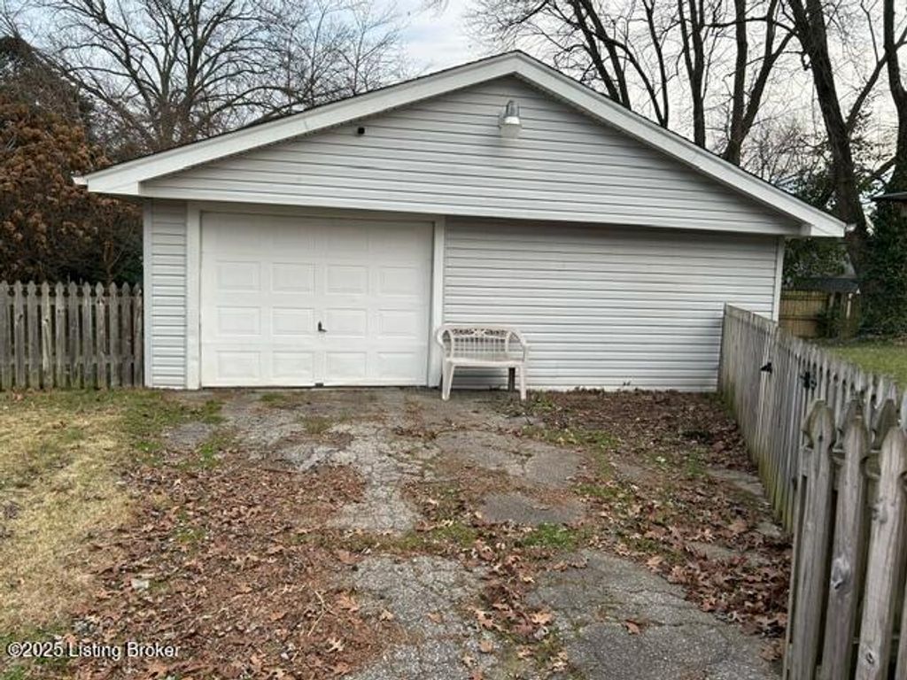 Photo of 9419 Cornflower Rd, Louisville, KY 40272 (MLS # 1704439)