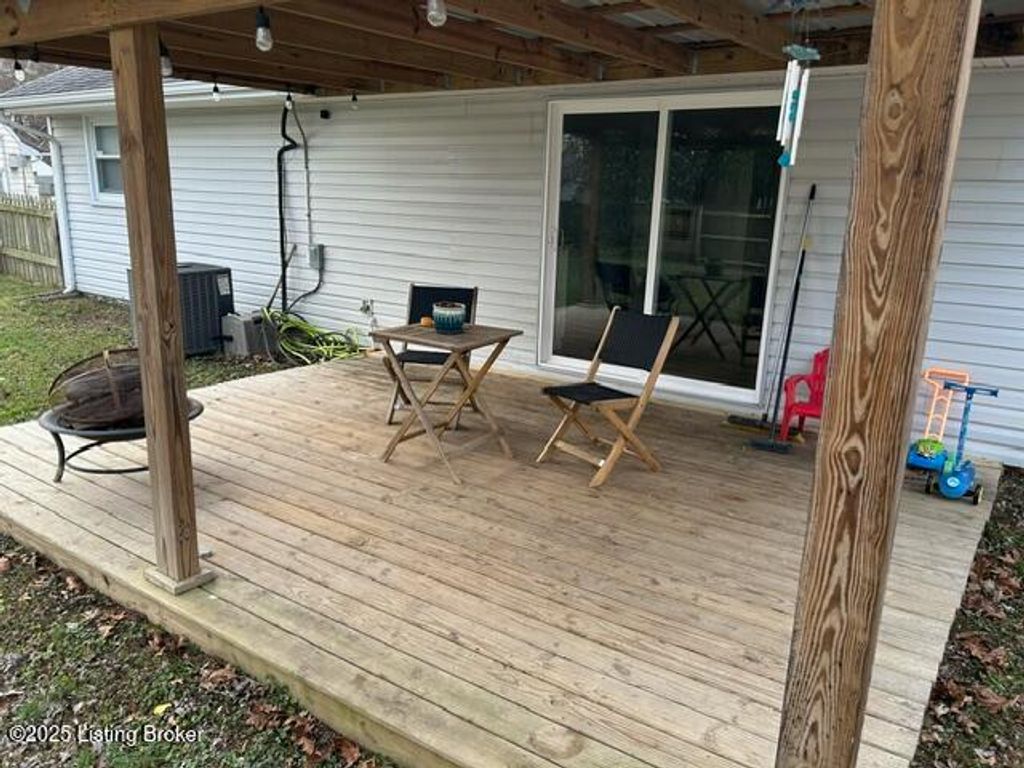 Photo of 9419 Cornflower Rd, Louisville, KY 40272 (MLS # 1704439)