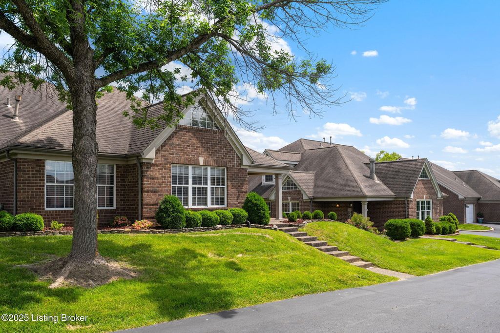 Photo of 4416 Southbridge Ct, Louisville, KY 40272 (MLS # 1705143)