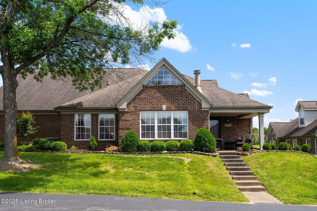 Photo of 4416 Southbridge Ct, Louisville, KY 40272 (MLS # 1705143)