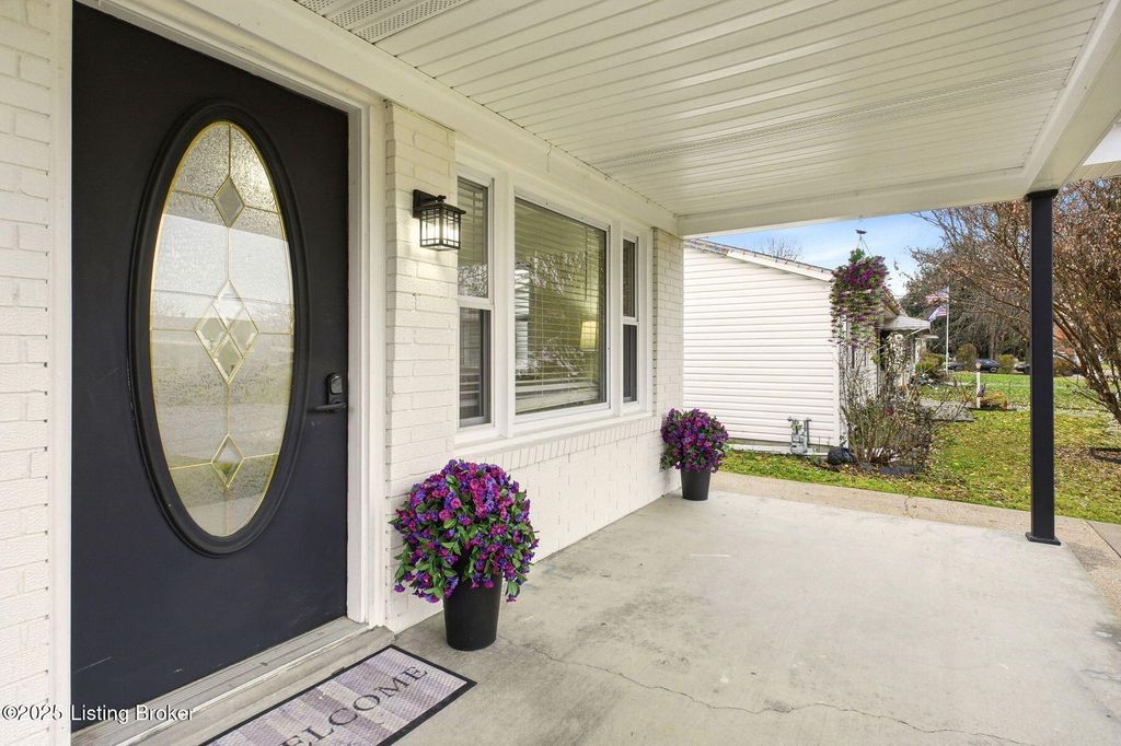 Photo of 1323 Lacona Ln, Louisville, KY 40213 (MLS # 1703966)