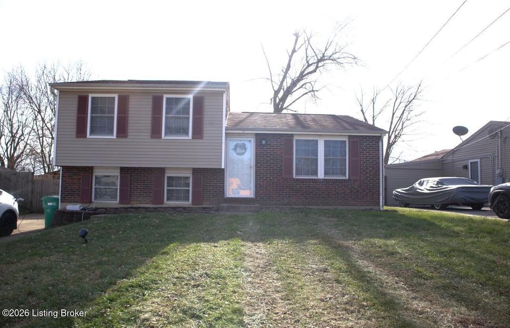 Photo of 243 Saguaro Dr, Louisville, KY 40229 (MLS # 1706114)