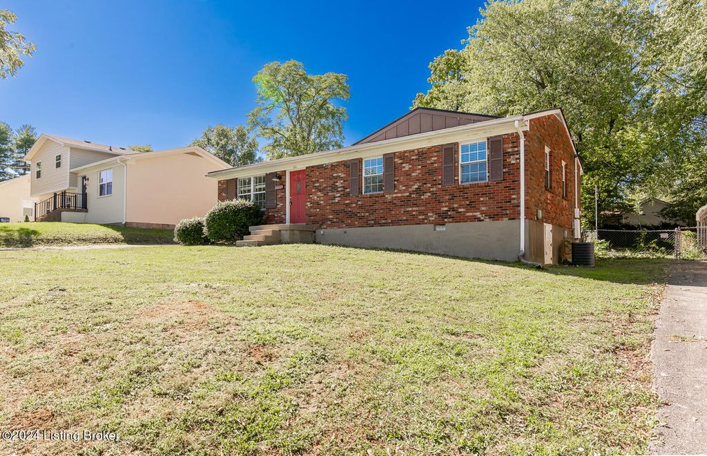 Photo of 120 Franklin Ave, La Grange, KY 40031 (MLS # 1703622)