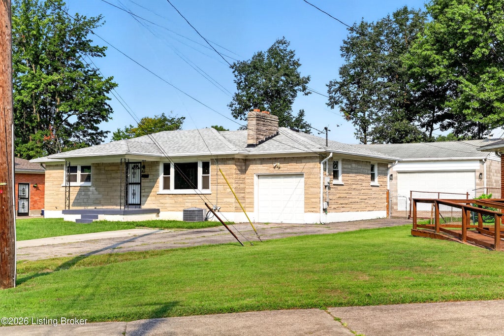 Photo of 3009 Teakwood Cir, Louisville, KY 40216 (MLS # 1726926)