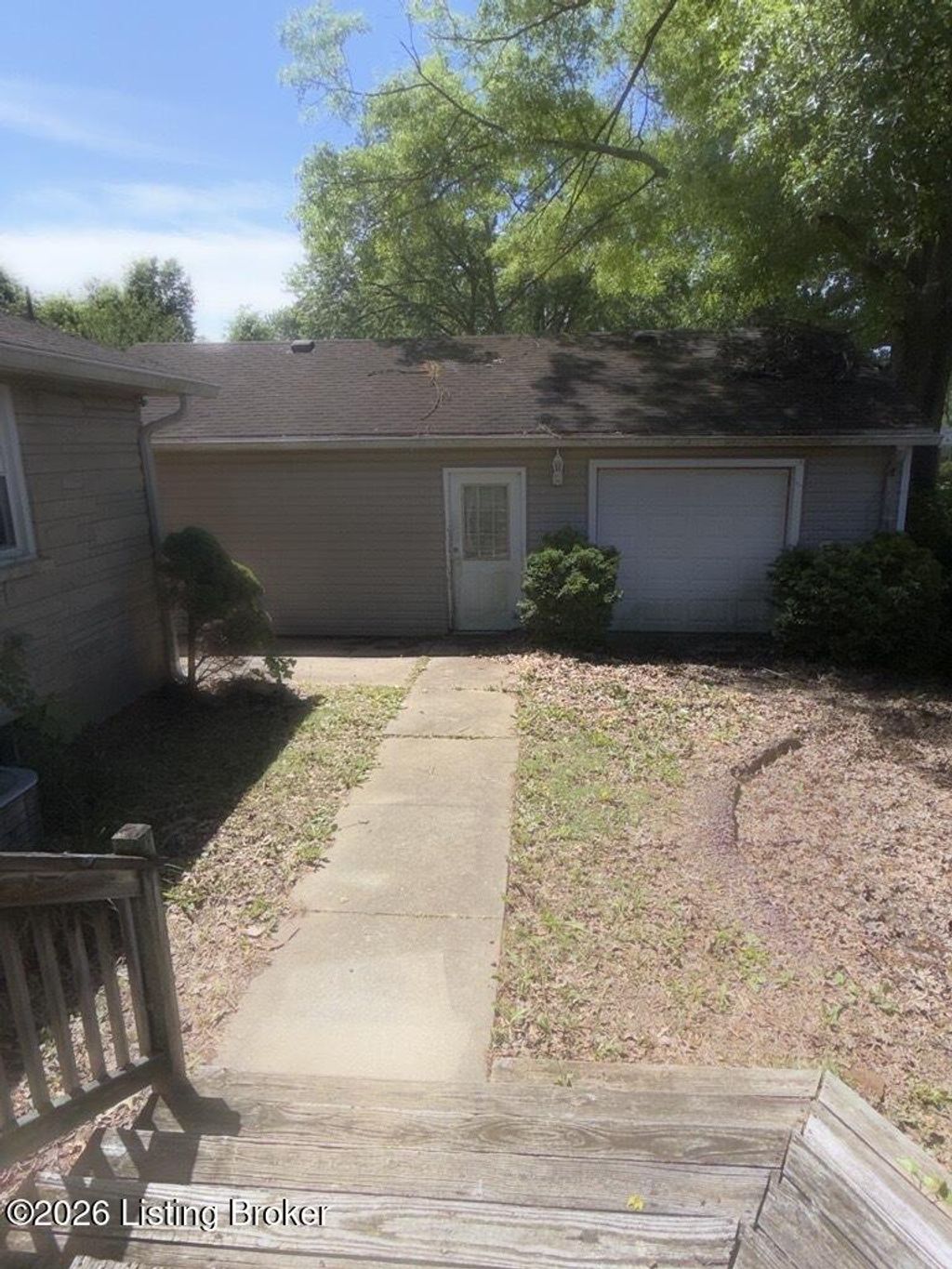 Photo of 5605 Mockernut Ln, Louisville, KY 40258 (MLS # 1717442)