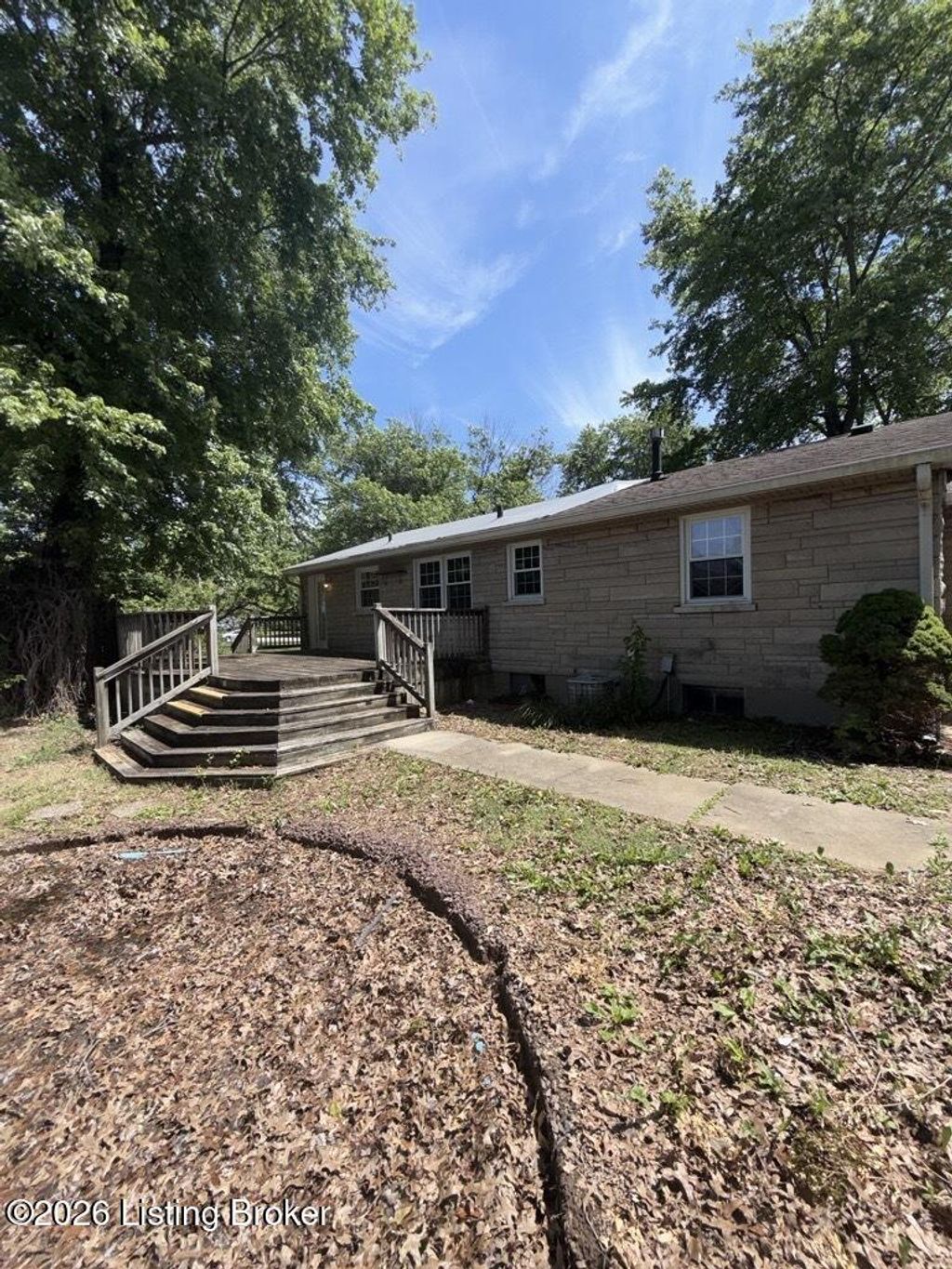Photo of 5605 Mockernut Ln, Louisville, KY 40258 (MLS # 1717442)