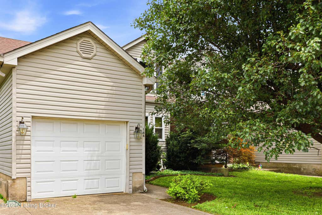 Photo of 186 Beechtree Ln, Mt Washington, KY 40047 (MLS # 1724320)