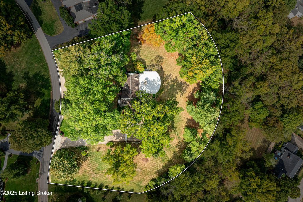 Photo of 193 Bow Ln, Louisville, KY 40207 (MLS # 1704673)