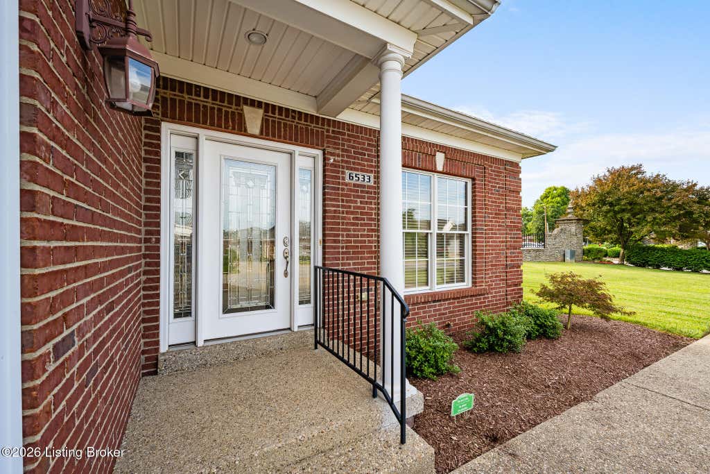 Photo of 6533 Villa Spring Dr, Louisville, KY 40291 (MLS # 1724702)