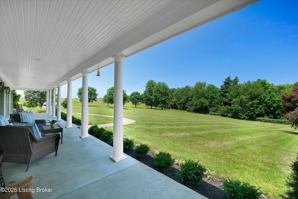 Photo of 517 Aiken Rd, Shelbyville, KY 40065 (MLS # 1691518)