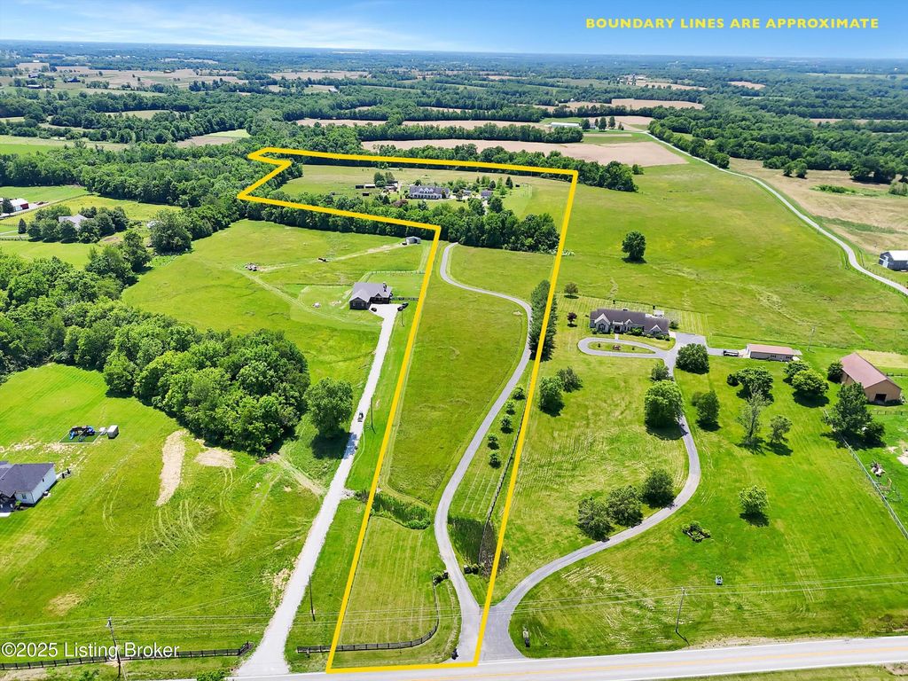 Photo of 517 Aiken Rd, Shelbyville, KY 40065 (MLS # 1691518)