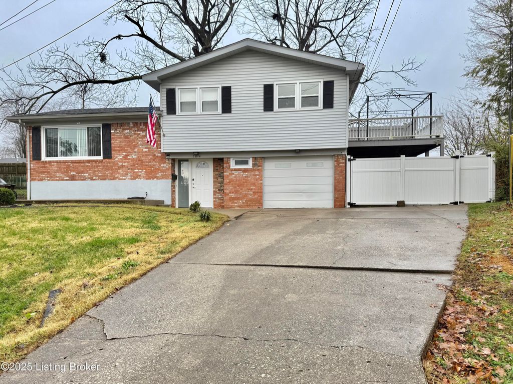 Photo of 7014 Mountain Ct, Louisville, KY 40219 (MLS # 1704104)