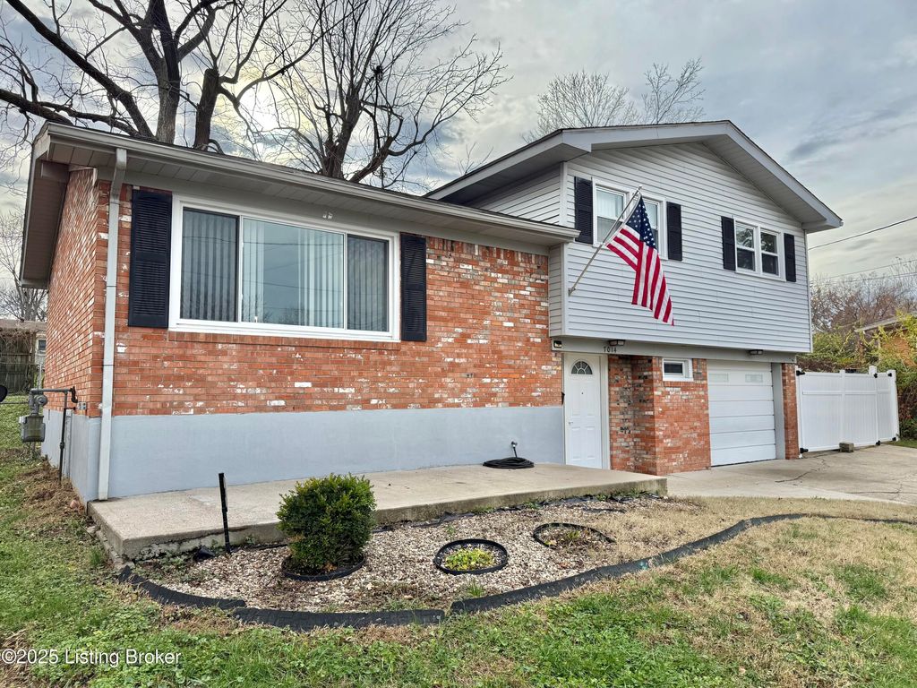 Photo of 7014 Mountain Ct, Louisville, KY 40219 (MLS # 1704104)