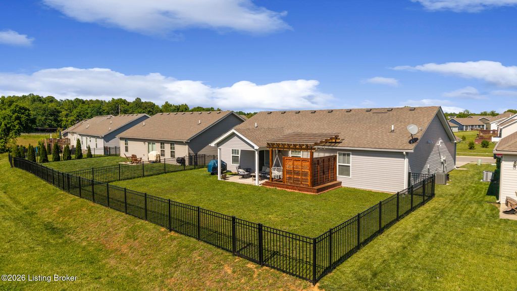 Photo of 10913 Pheasant Hill Cir, Louisville, KY 40229 (MLS # 1717077)