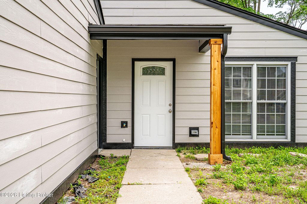 Photo of 8515 Coco Ct, Louisville, KY 40219 (MLS # 1715936)
