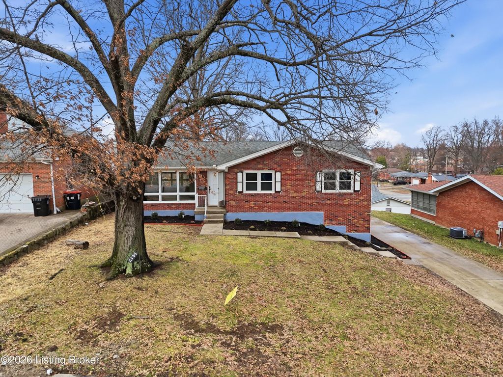Photo of 1417 Cloverhills Dr, Louisville, KY 40216 (MLS # 1710473)