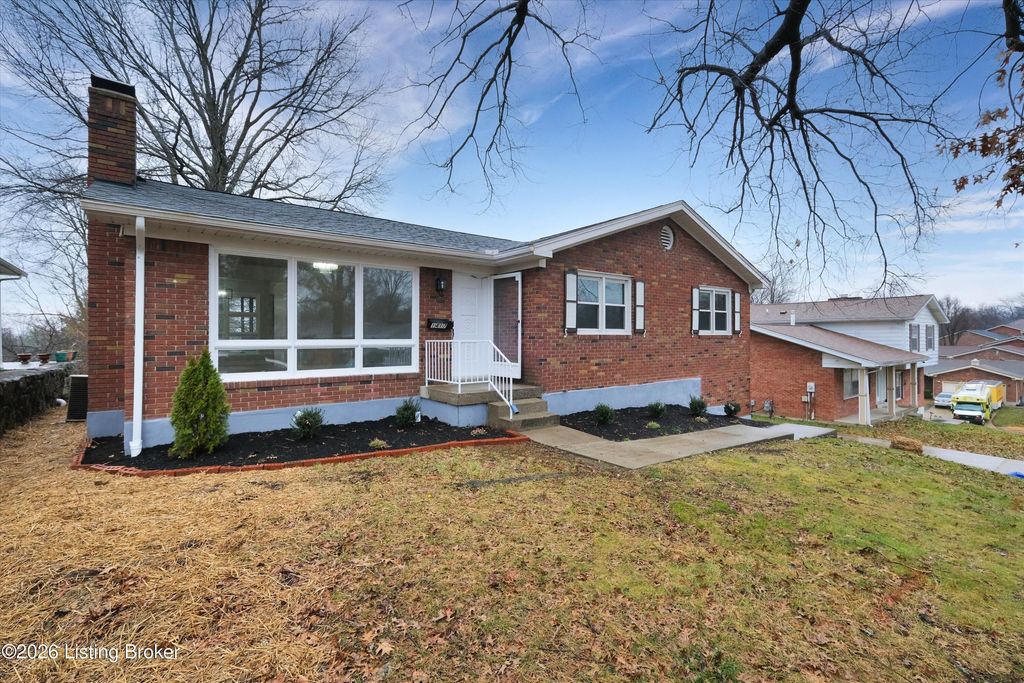Photo of 1417 Cloverhills Dr, Louisville, KY 40216 (MLS # 1710473)