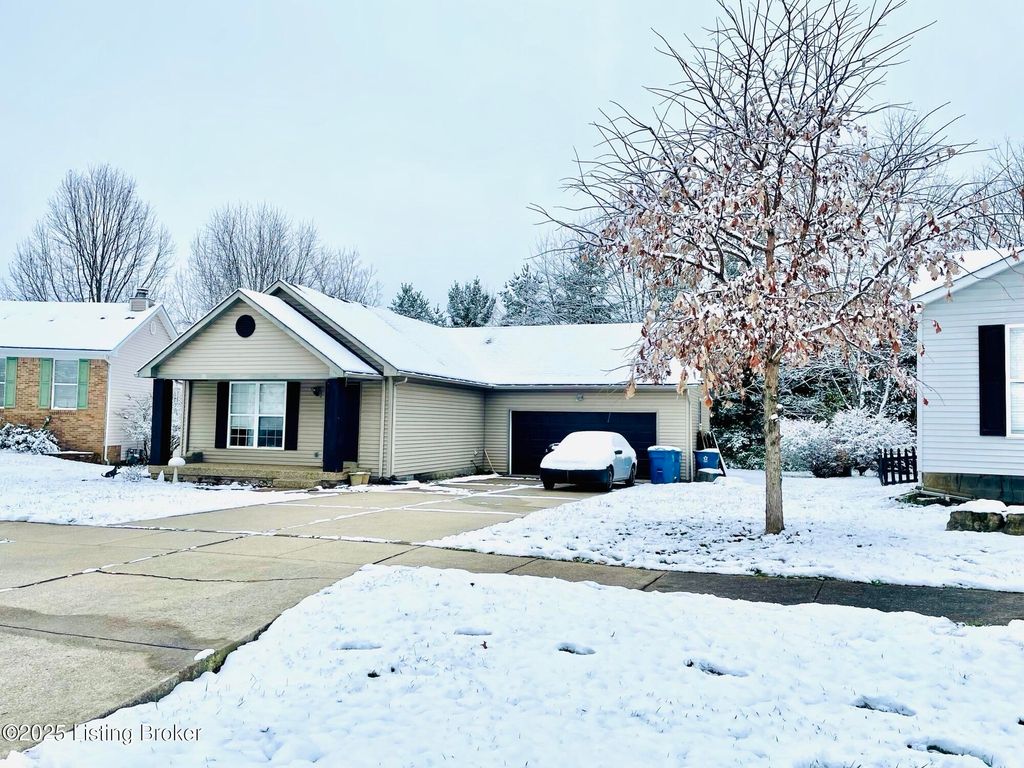 Photo of 810 Rolling Ridge Cir, Simpsonville, KY 40067 (MLS # 1704997)