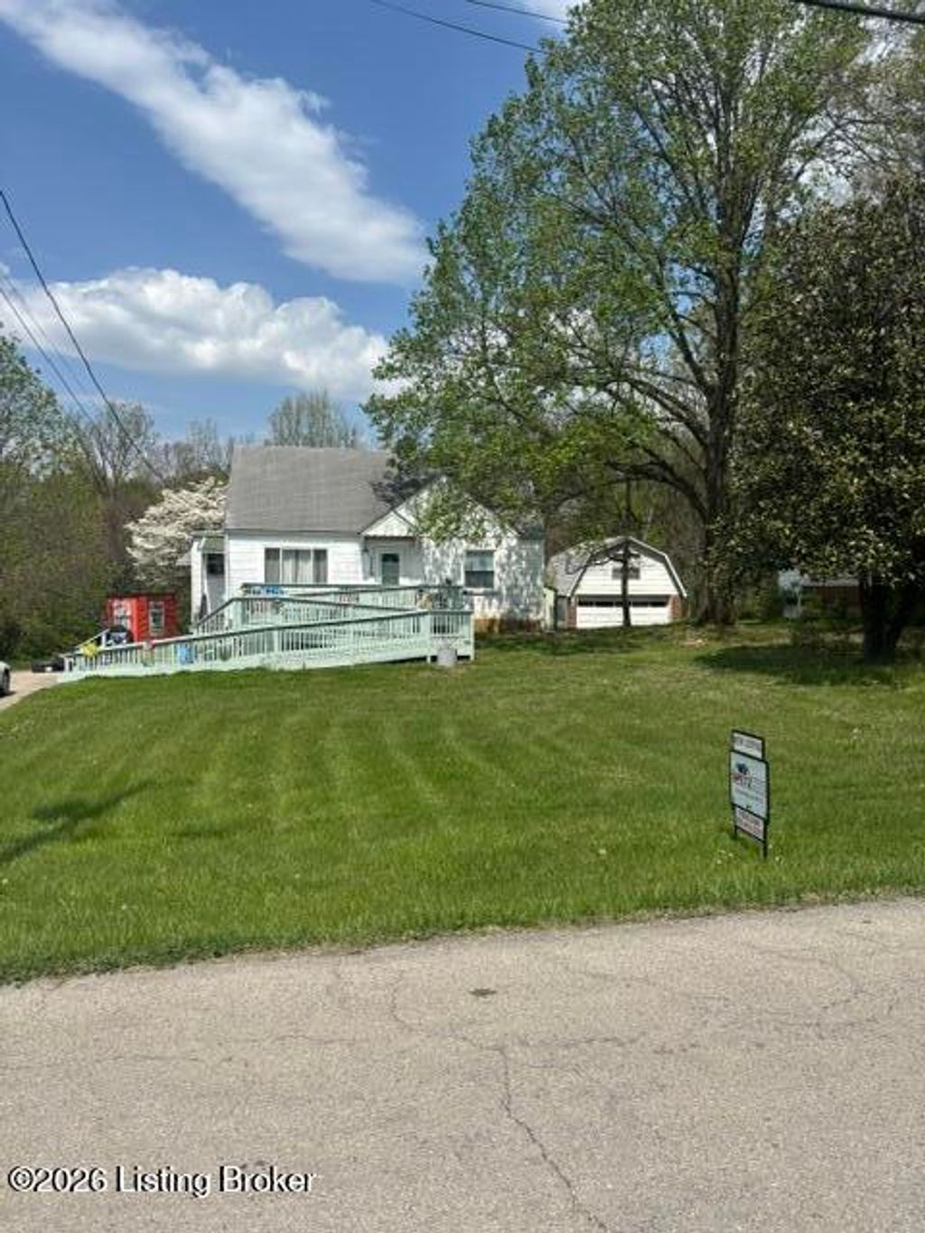 Photo of 4609 Glen Rose Rd, Louisville, KY 40229 (MLS # 1714118)