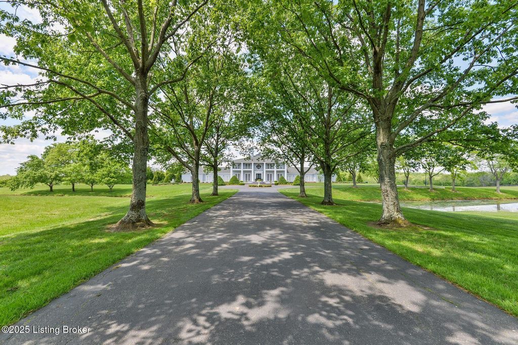 Photo of 1700 Park Shore Rd, La Grange, KY 40031 (MLS # 1685040)