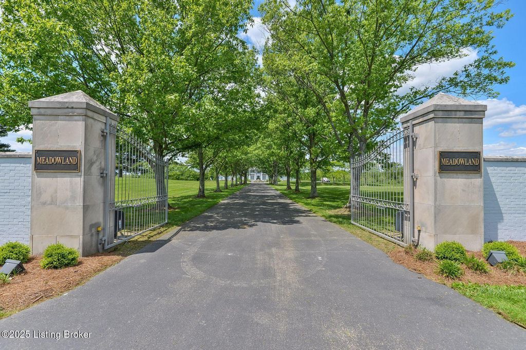 Photo of 1700 Park Shore Rd, La Grange, KY 40031 (MLS # 1685040)