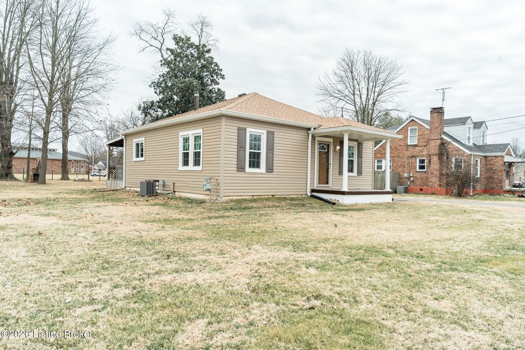 Photo of 4916 Valley Station Rd, Louisville, KY 40272 (MLS # 1707738)