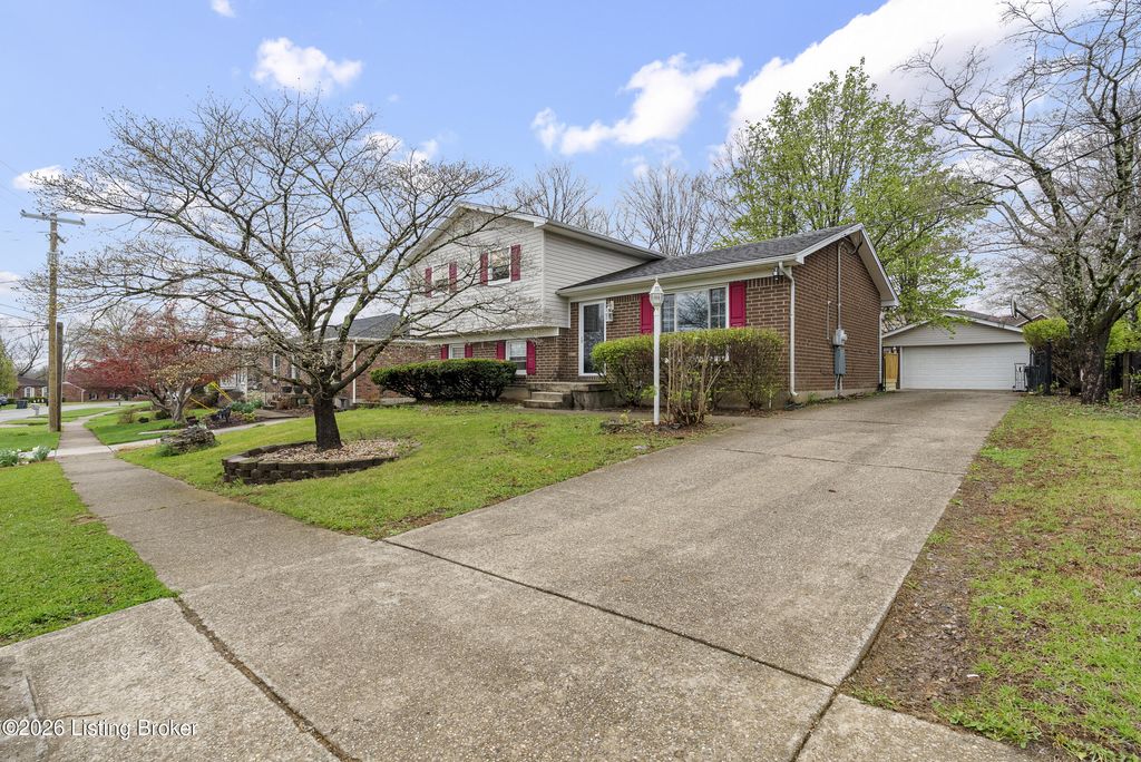 Photo of 4302 Chenwood Ln, Louisville, KY 40299 (MLS # 1712919)