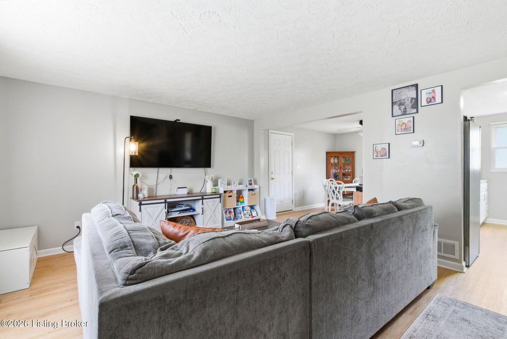 Photo of 4411 Cody Ln, Louisville, KY 40229 (MLS # 1713442)